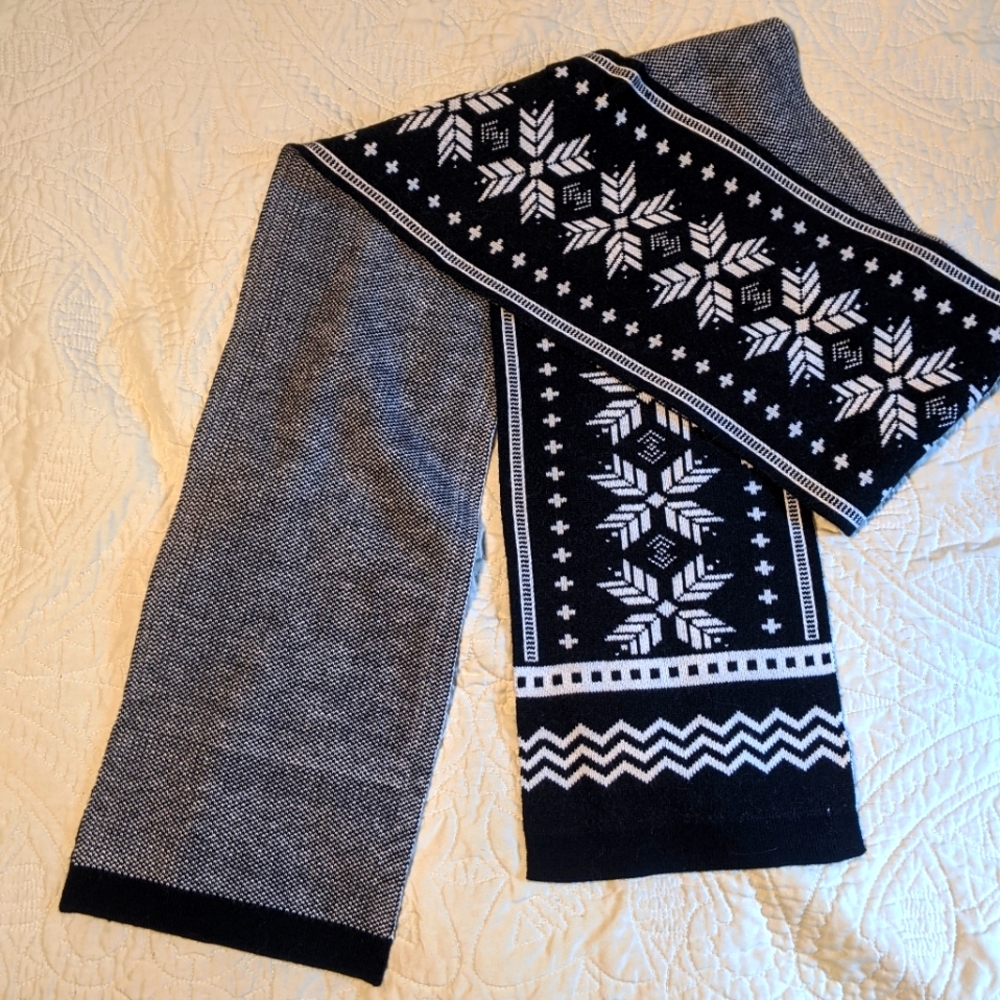 Black and white snowflake design soft knit winter scarf